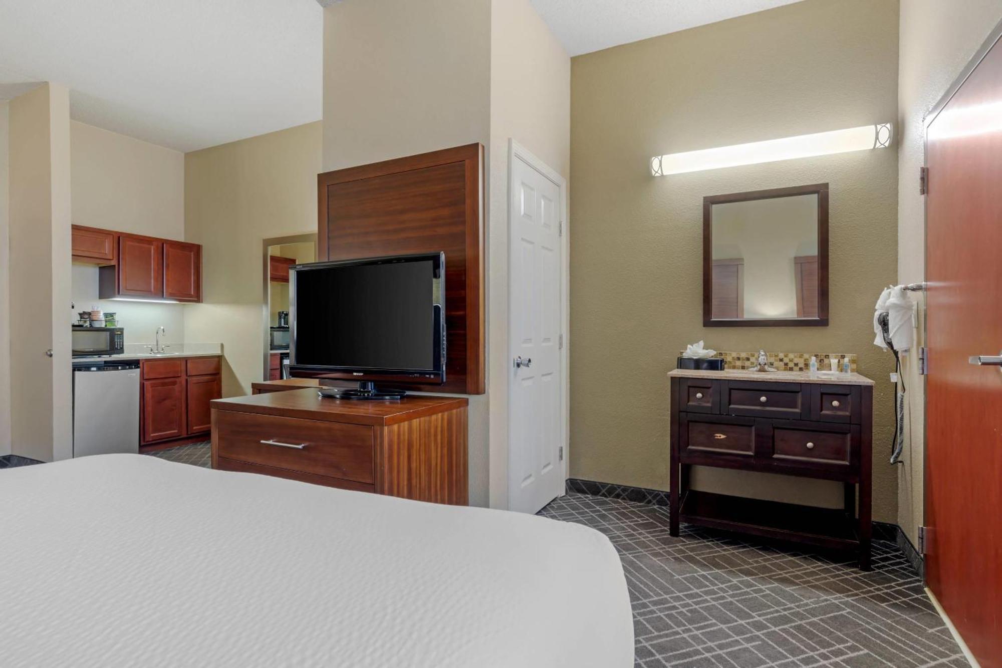 Comfort North - Near Area Hotel